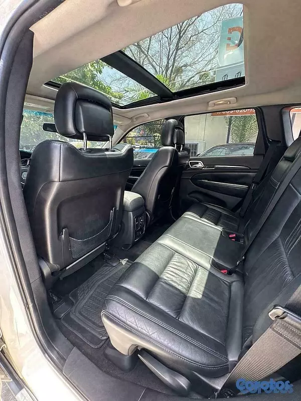 jeepetas y camionetas - Jeep Grand Cherokee Laredo 2012 5
