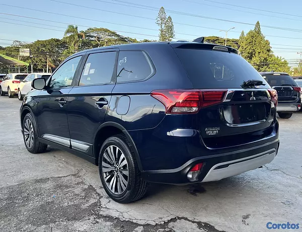 jeepetas y camionetas - Mitsubishi Outlander 2019 - 3 filas de asientos 4