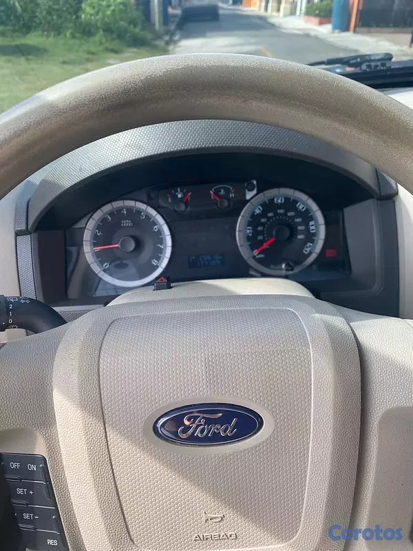 jeepetas y camionetas - Ford Escape XLS 2010 4