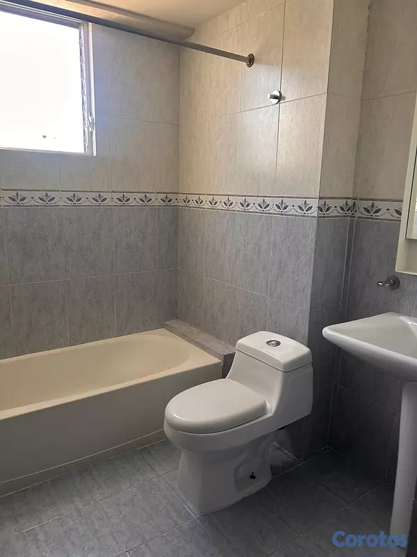 apartamentos - vendo o alquilo la Esperilla tres habitaciones con su baño dos parqueos balcón  9