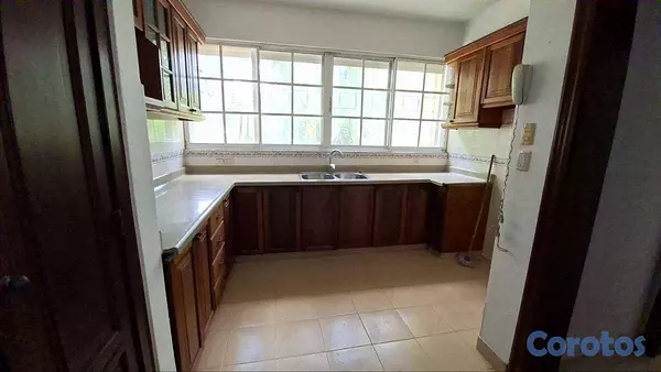casas - Casa comercial de 320m2 en alquiler en Bella Vista 6