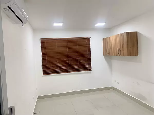 oficinas y locales comerciales - Local céntrico y amplio  10