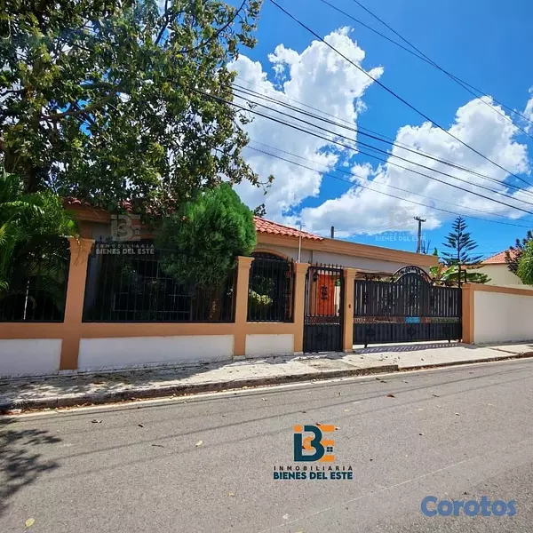 casas - Se RENTA amplia CASA de Tres habitaciones con pati 1
