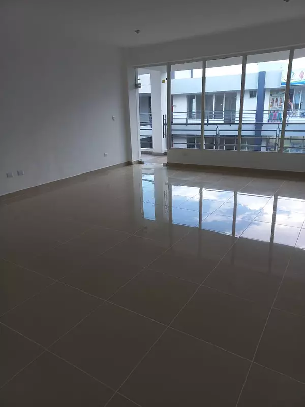oficinas y locales comerciales - Alquilo local en plaza comercial en Las Americas 4