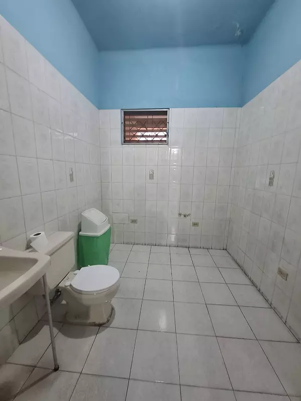 casas - Casa y local comercial en Zona Universitaria  3