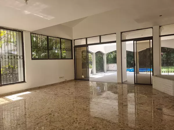 casas - Amplia Casa en Venta en el Ens. Julieta 8