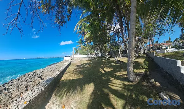 solares y terrenos - Vendo Terreno Boca Chica Zona Exclusiva Frente Al Mar
con Casa de 300 metros 
 4