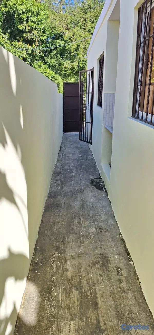 casas - Hermosa y cómoda casa en solar de 300m2, patio y t 11