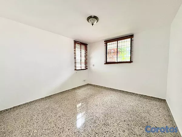 casas - Casa comercial de 221m2 en alquiler en Los Prados 4