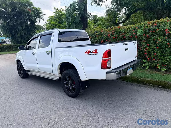 jeepetas y camionetas - Toyota hilux 2013 10