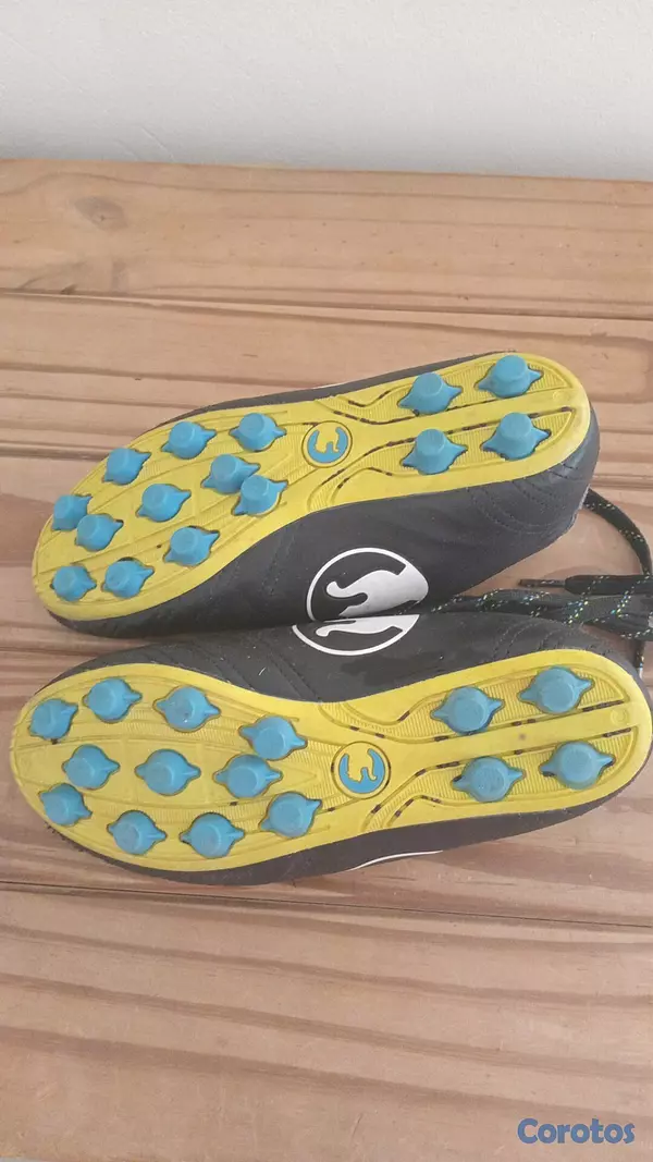 ropa y zapatos - Se venden zapatos de soccer par nino marca Puma 2