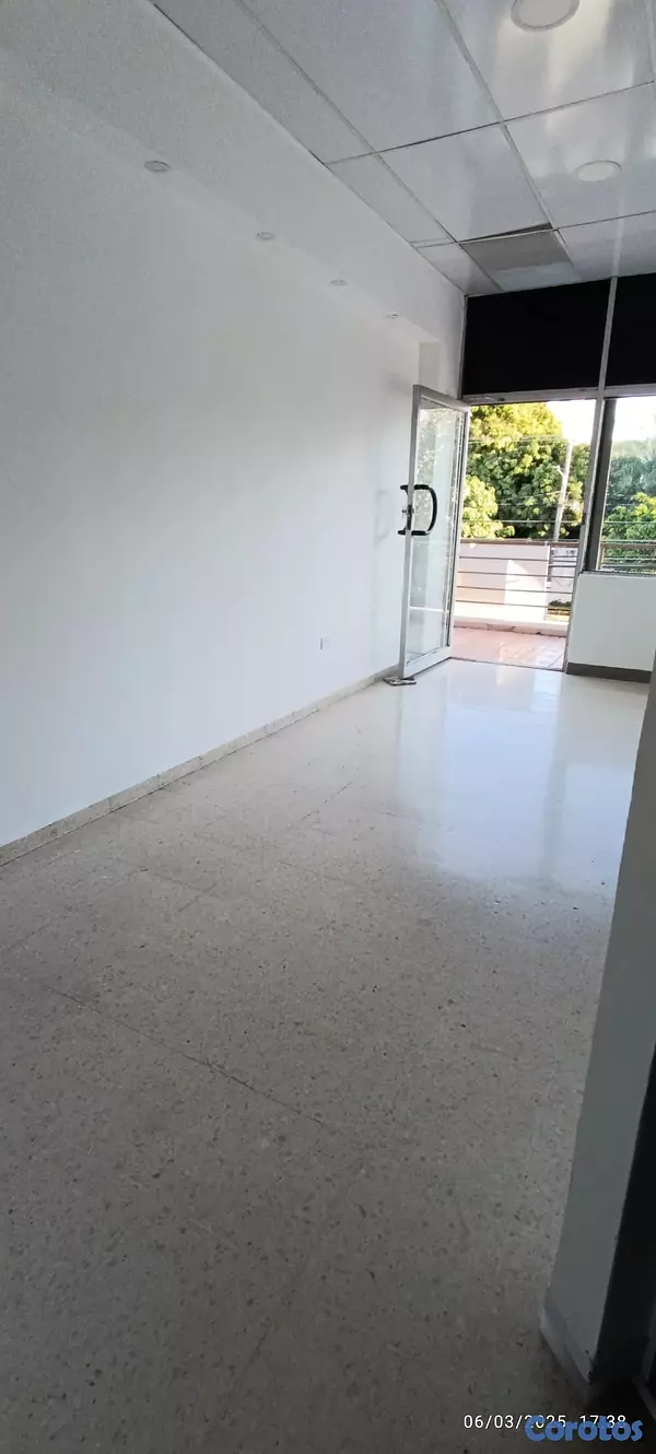 oficinas y locales comerciales - Se alquila Local en la plaza JM de la Rómulo  2