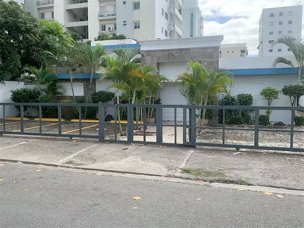 oficinas y locales comerciales - Propiedad comercial céntrica en Naco 8