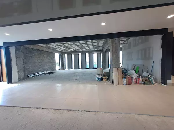 oficinas y locales comerciales - Alquilo Local  4to piso 116 mts en los prados  6