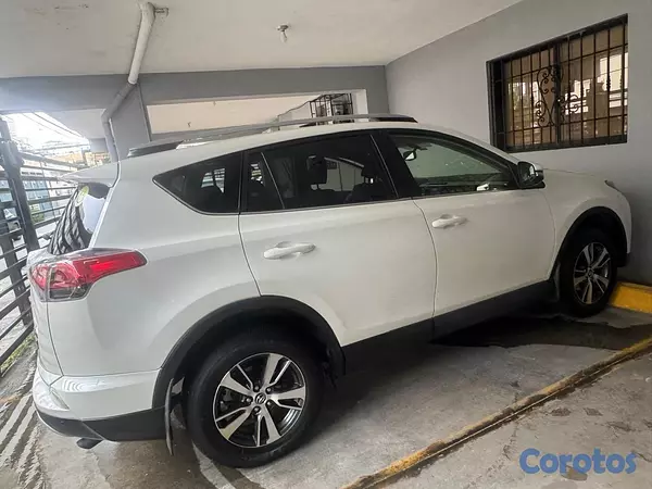 jeepetas y camionetas - JEEP Toyota RAV-4 (4X2). Año 2017 Semifull, Unico  4
