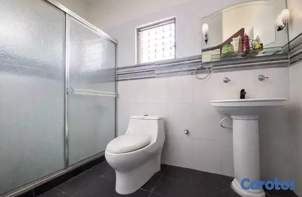 casas - Casa de dos niveles en venta en Miramar 18