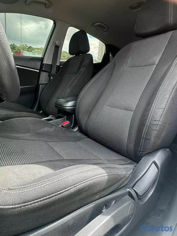 carros - Hyundai Elantra GT 2017 3