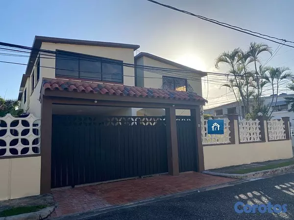 casas - venta de casa con 300mts próximo a la avenida España Santo Domingo este  4