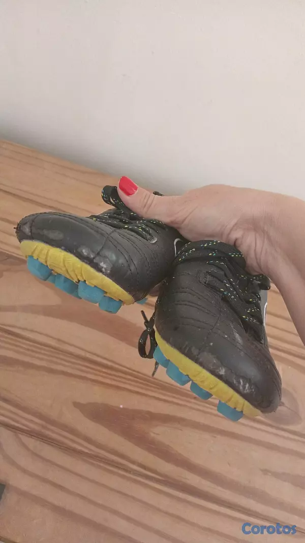 ropa y zapatos - Se venden zapatos de soccer par nino marca Puma 3