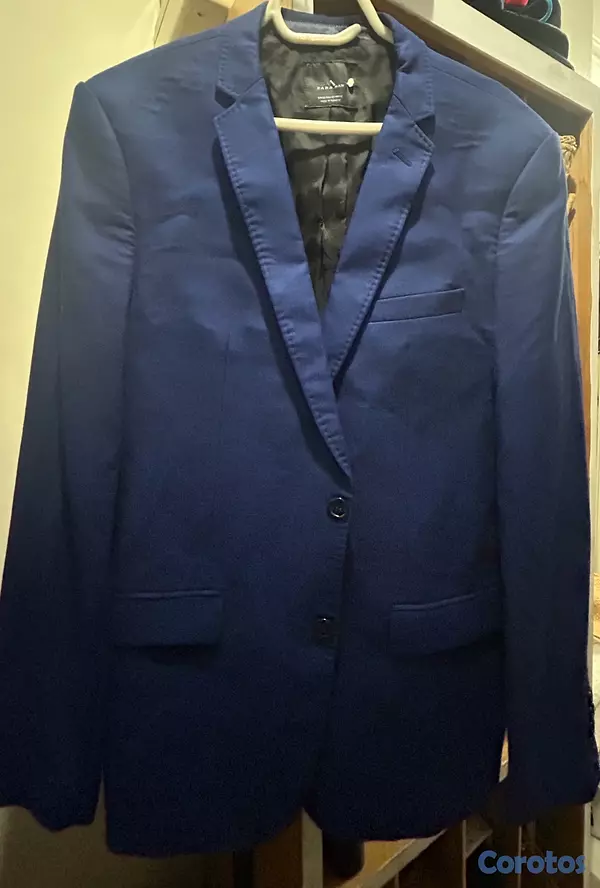 ropa para hombre - Traje negro completo y chaqueta azul marca Zara 2