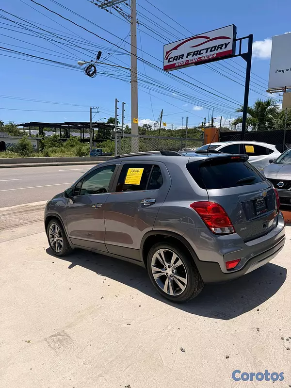 jeepetas y camionetas - • 2020 Chevrolet Trax LT
 4