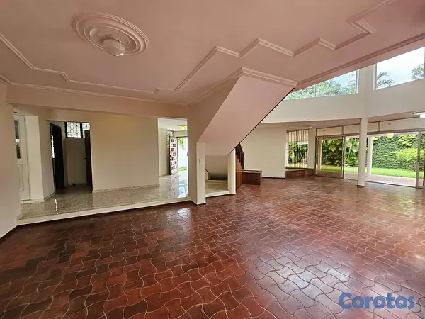 casas - Casa de 5 habitaciones 4 baños 4 parqueos en alqui 6