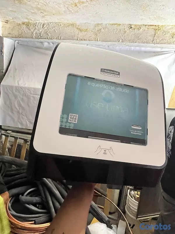 equipos profesionales - secador de manos automático profesional de la marca Kimberly-Clark Professional 6