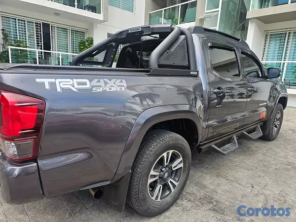 jeepetas y camionetas - Toyota Tacoma 2019 , 4x4 doble cabina, 40,000 millas Gasolina 7