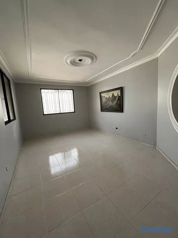 casas - Amplia casa de 5 habitaciones en calle principal d 10