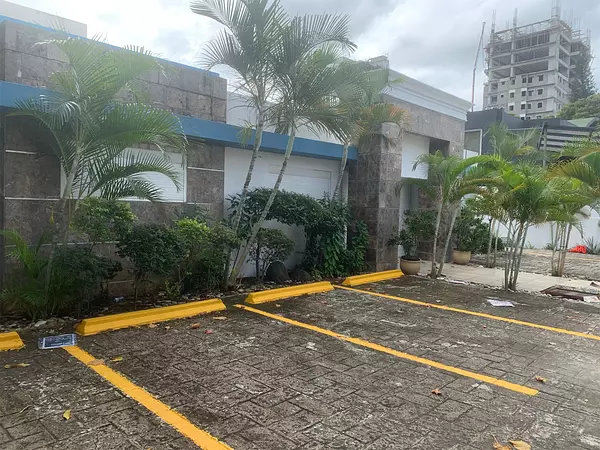 oficinas y locales comerciales - Amplio local en Naco 5