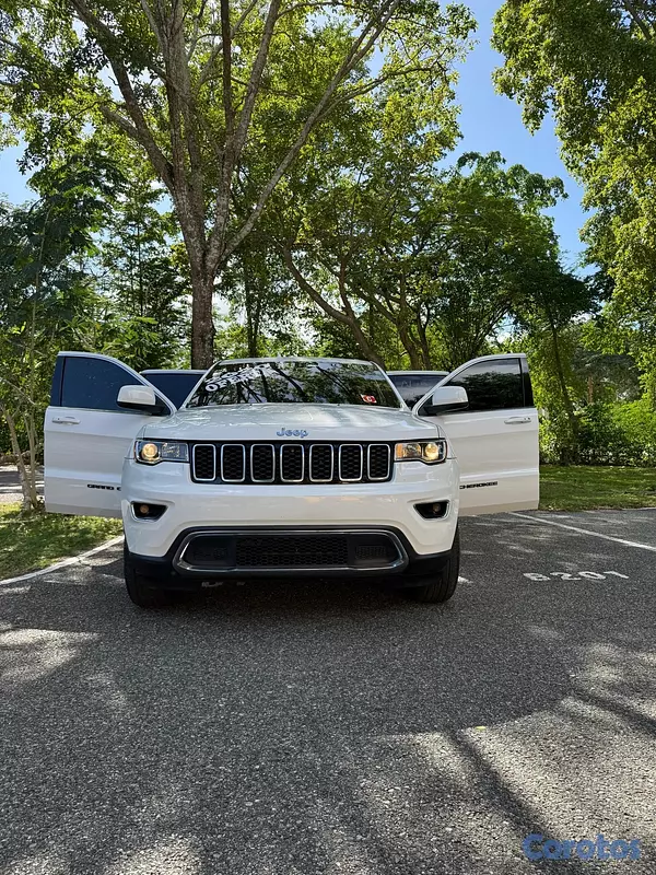 jeepetas y camionetas - Jeep grand Cherokee Laredo 2020 negociable  2