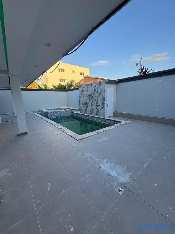 casas - venta de casa con 431mts y piscina en Amapola Santo Domingo este  5
