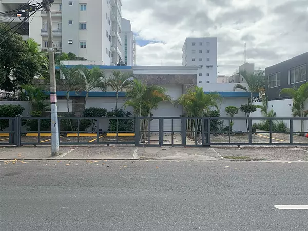 oficinas y locales comerciales - Amplio local en Naco 9
