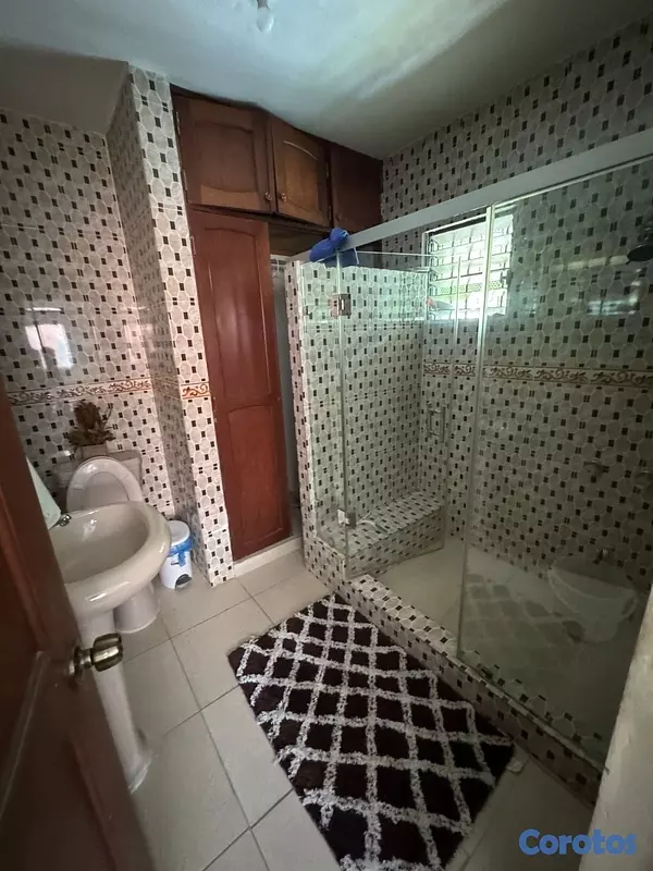 casas - venta de casa de dos niveles separados en vista hermosa Santo Domingo este  5