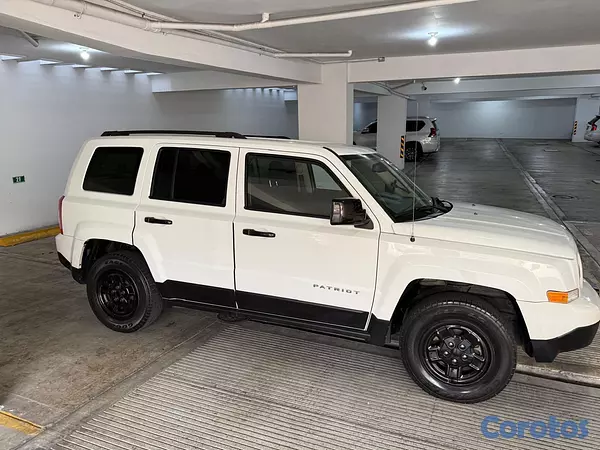 jeepetas y camionetas - Jeep Patriot 4x4 con menos de 25.000 millas 1