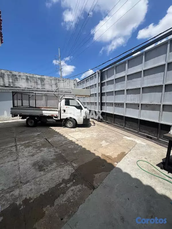 oficinas y locales comerciales - Local comercial de 700mt2 en alquiler en Altos de  4