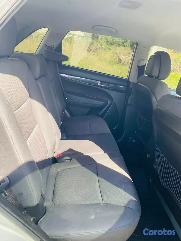 jeepetas y camionetas - VENDO KIA SORENTO AÑO 2012 EN EXCELENTES CONDICION 4