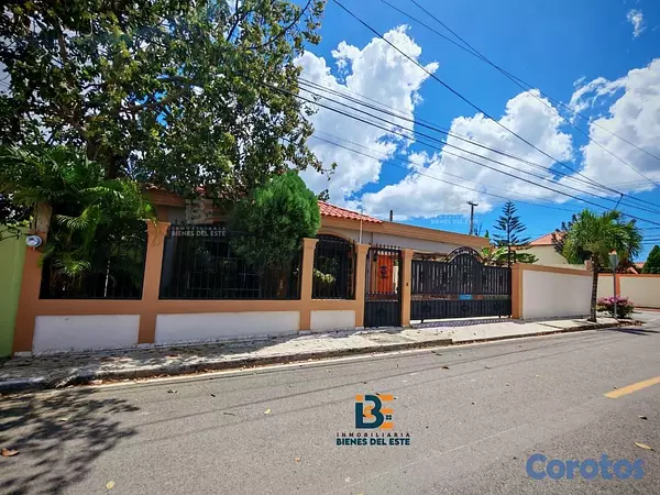 casas - Se vende amplia casa DE ESQUINA en la Entrada del  1