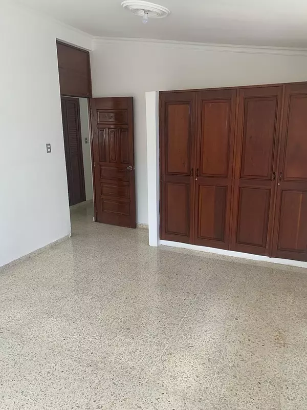 casas - Alquiler Amplia Casa de 4 Habitaciones, 2 niveles, Mirador Sur, Santo Domingo 3
