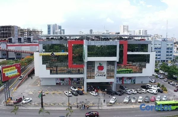 oficinas y locales comerciales - Gran Local en Plaza Central Piantini  de 2505 m2 3