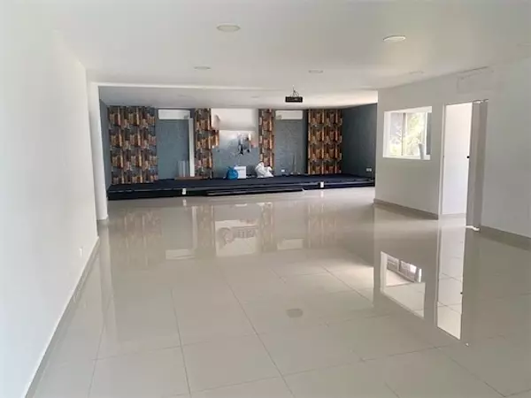oficinas y locales comerciales - Local amplio en bella vista 4