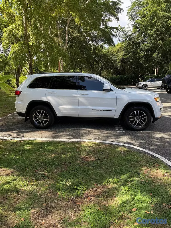 jeepetas y camionetas - Jeep grand Cherokee Laredo 2020 negociable  3