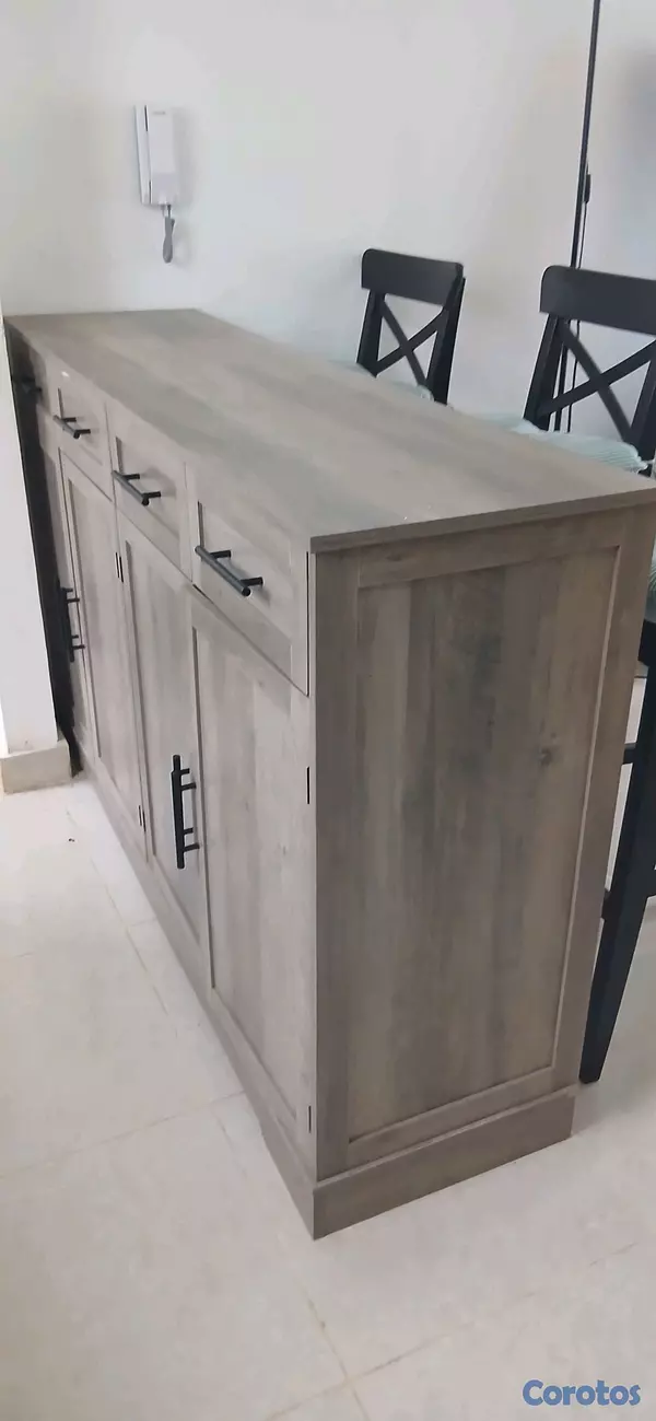 muebles y colchones - Credenza de 4 puertas y 4 gavetas 
3 sillas desayunandor de ikea  2