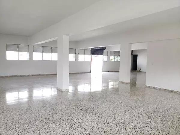 oficinas y locales comerciales - Local Comercial en EVARISTO MORALES 3