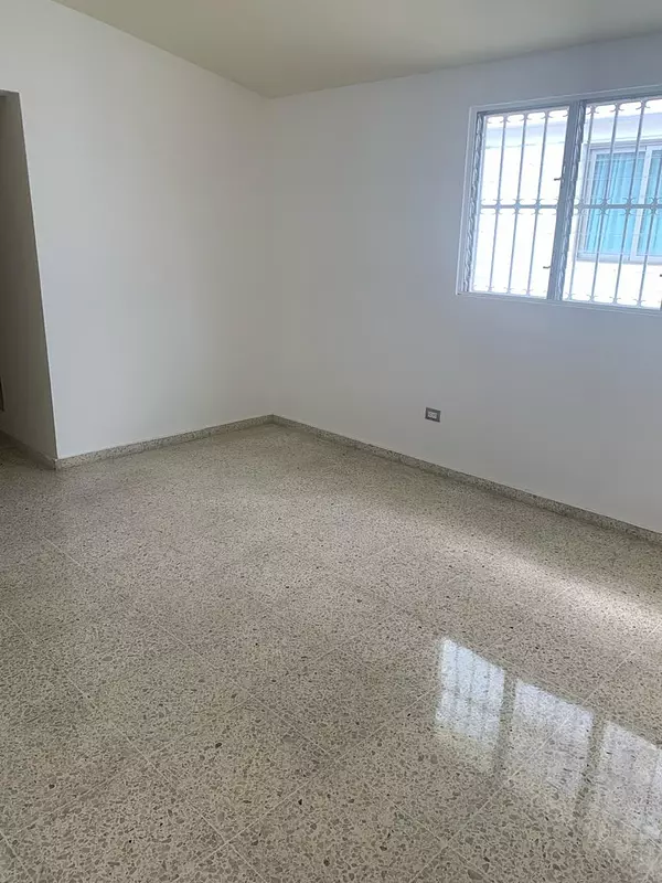 casas - Alquiler Amplia Casa de 4 Habitaciones, 2 niveles, Mirador Sur, Santo Domingo 5