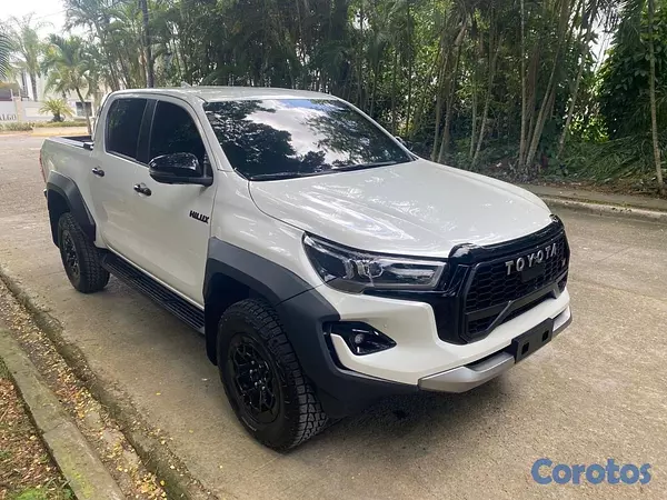jeepetas y camionetas - Toyota hilux GR 2025 5