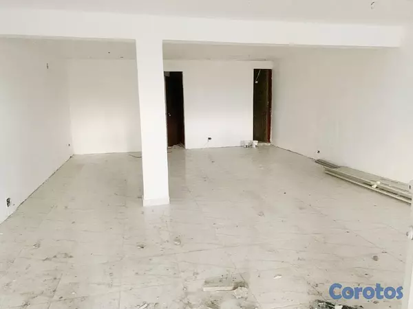 oficinas y locales comerciales - Alquiler local en los Jardines 3