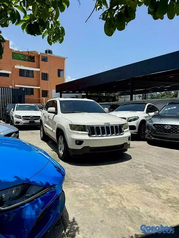 jeepetas y camionetas - Jeep Grand Cherokee Laredo 2012 3