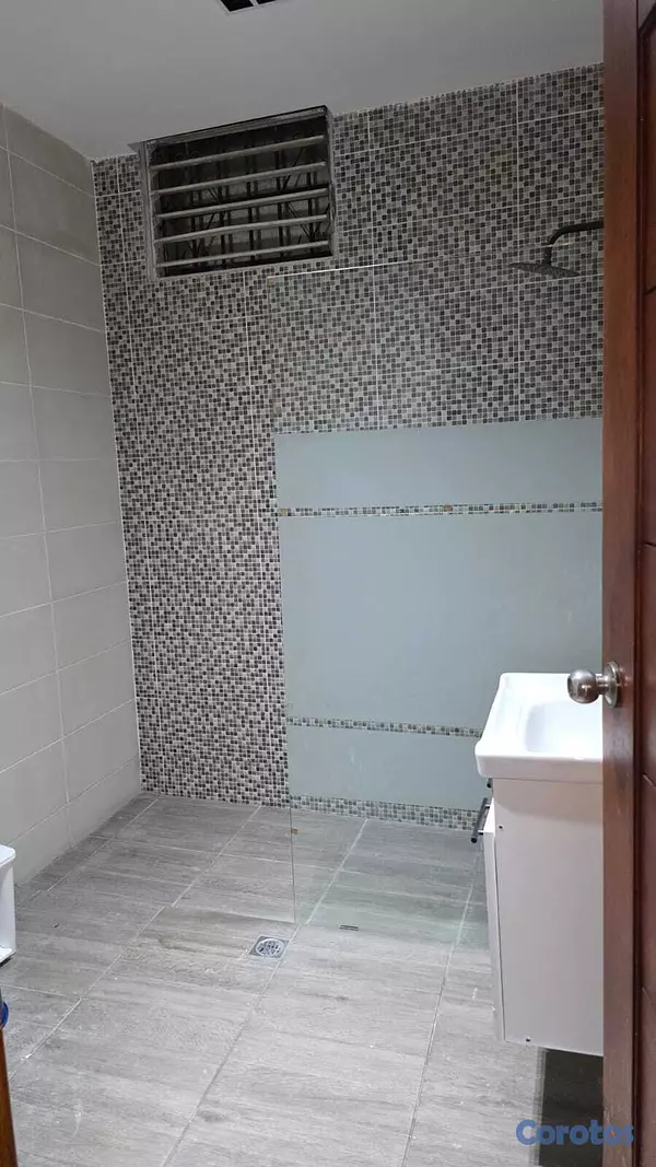 oficinas y locales comerciales - Alquilo local de 100 mts en Av. Rómulo excelente ubicación 7