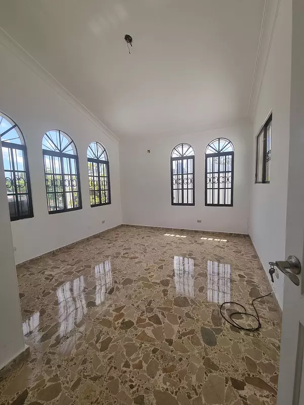 casas - Amplia Casa en Venta en el Ens. Julieta 4